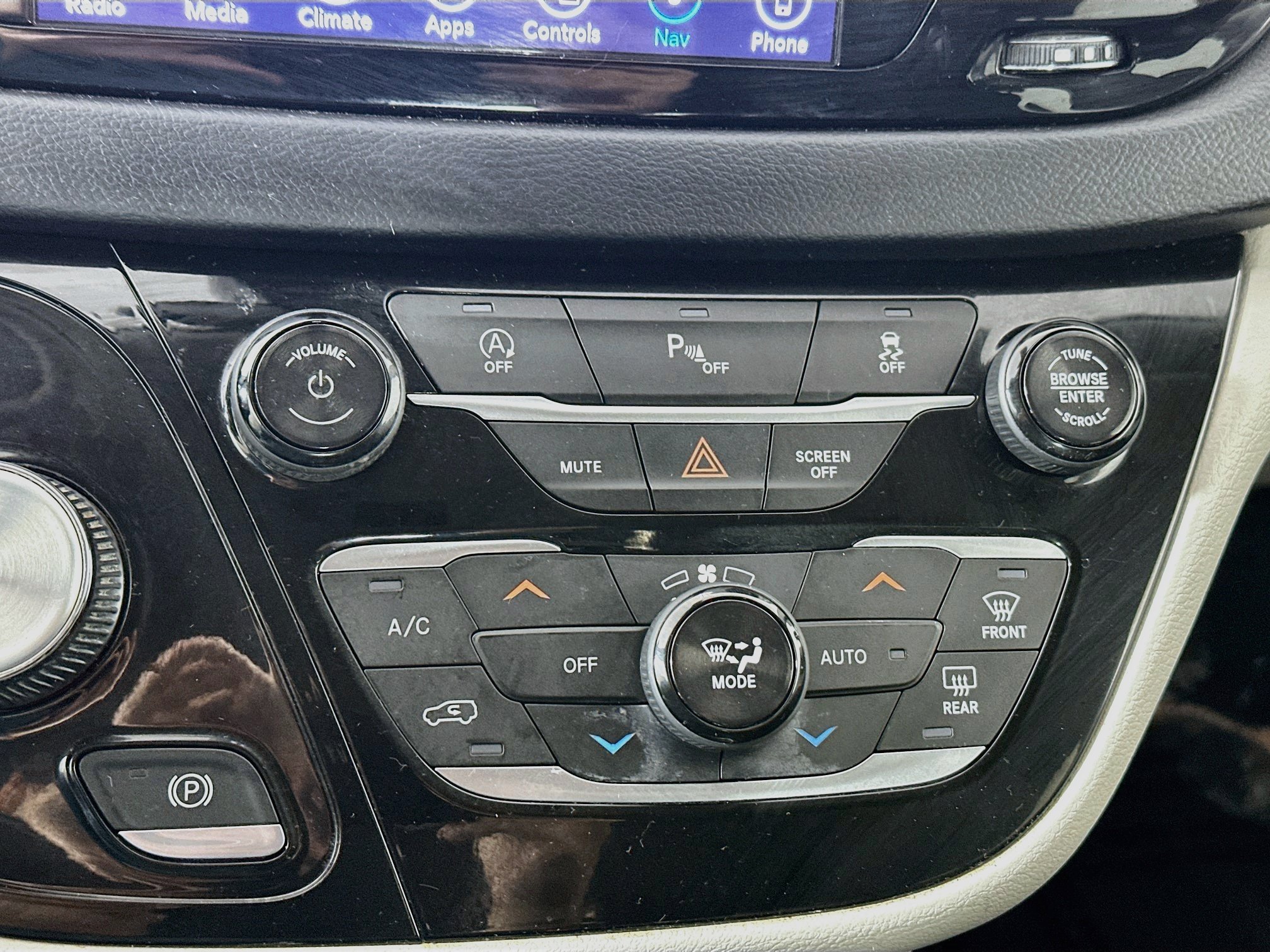 Used 2018 Chrysler Pacifica Touring-L Plus FWD image 16
