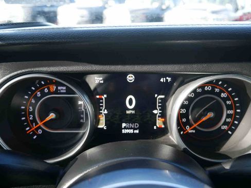 Used 2018 Jeep Wrangler Unlimited Sahara image 40