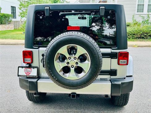 Used 2018 Jeep Wrangler Unlimited Sahara w/ Connectivity Group AWD/4WD image 8