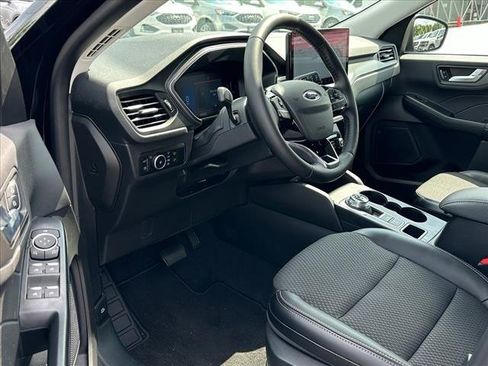 Used 2024 Ford Escape SE image 4