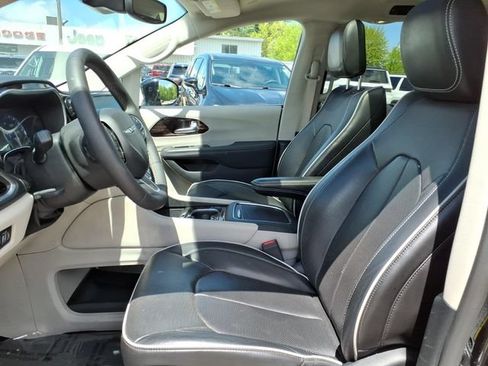 Used 2024 Chrysler Pacifica Limited FWD image 9