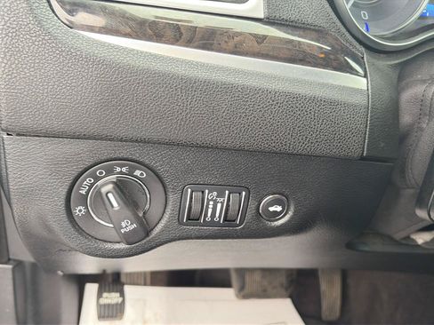 Used 2017 Chrysler 300 C RWD image 32