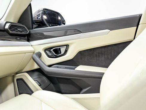 Used 2020 Lamborghini Urus AWD/4WD image 16