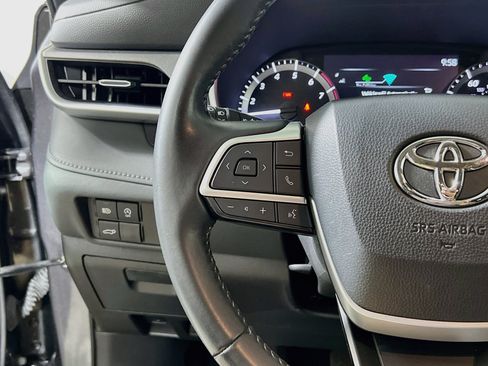 Used 2024 Toyota Highlander XLE FWD image 19