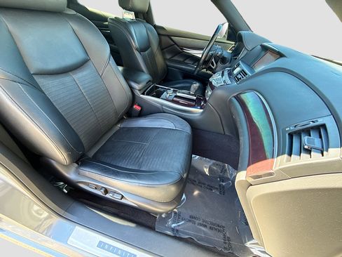 Used 2019 INFINITI Q70 Luxe w/ Sport Package image 14