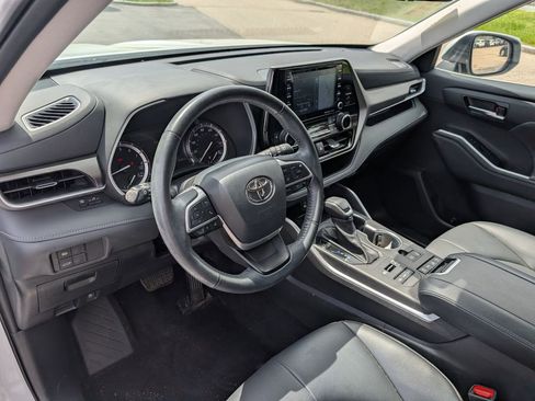 Used 2022 Toyota Highlander XLE AWD/4WD image 18