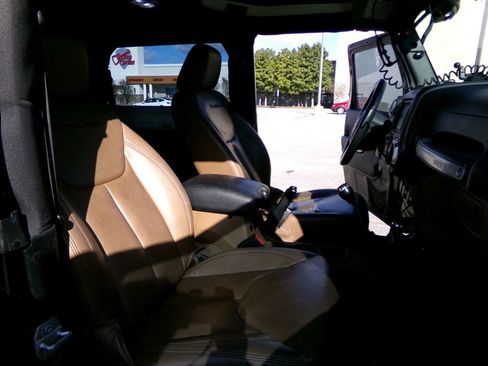 Used 2015 Jeep Wrangler Rubicon w/ Power Convenience Group image 11