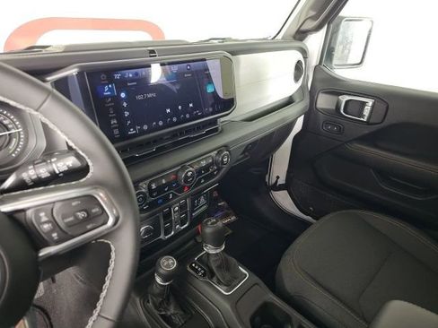 Used 2025 Jeep Wrangler Unlimited Sahara image 23