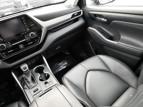 Certified 2022 Toyota Highlander XLE image 11