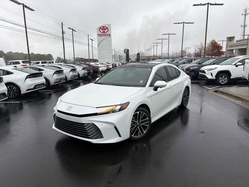 Used 2025 Toyota Camry XLE image 1