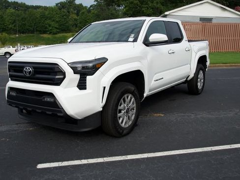 Used 2026 Toyota Tacoma SR5 AWD/4WD image 3