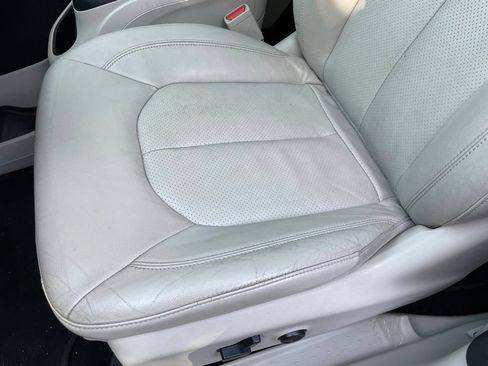Used 2021 Chrysler Pacifica Touring-L FWD image 26