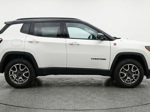 Used 2025 Jeep Compass Trailhawk image 8