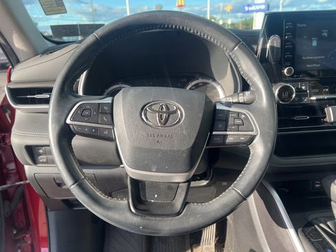 Used 2022 Toyota Highlander XLE image 16