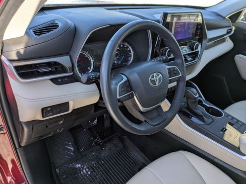 Certified 2023 Toyota Highlander XLE image 8