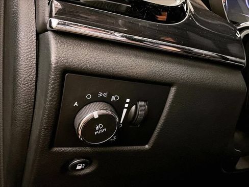 Used 2020 Jeep Grand Cherokee Overland AWD/4WD image 30