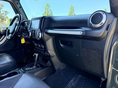 Used 2015 Jeep Wrangler Unlimited Sahara w/ Connectivity Group image 19