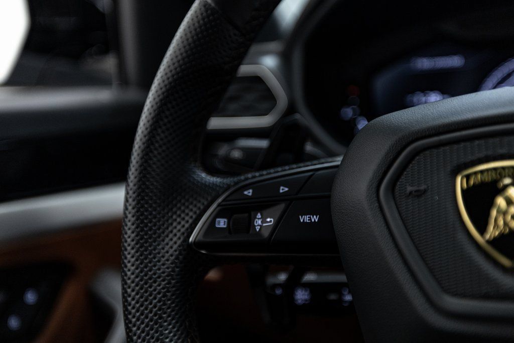 Used 2021 Lamborghini Urus AWD/4WD image 48