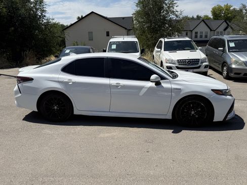 Used 2021 Toyota Camry SE FWD image 3
