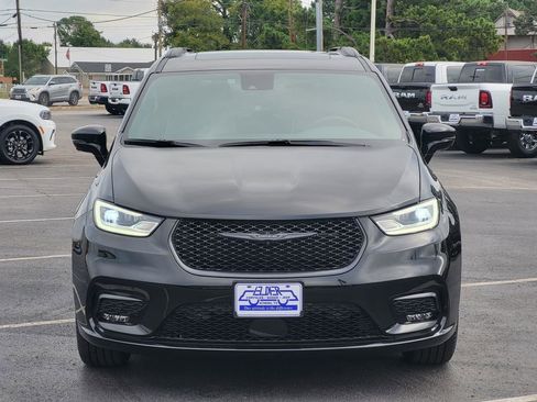 New 2026 Chrysler Pacifica Limited w/ S Appearance Package image 2