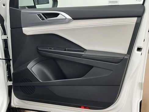 Used 2025 Volkswagen Taos SE image 25