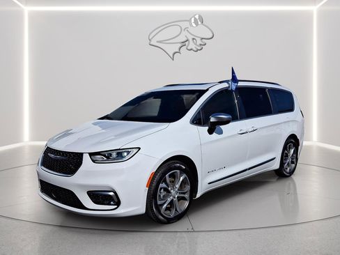 Used 2026 Chrysler Pacifica Pinnacle w/ Trailer Tow Group FWD image 6