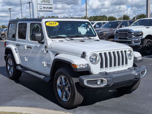 Used 2019 Jeep Wrangler Unlimited Sahara image 3
