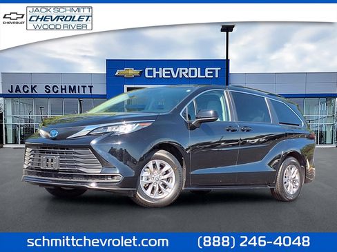 Used 2023 Toyota Sienna LE AWD/4WD image 1