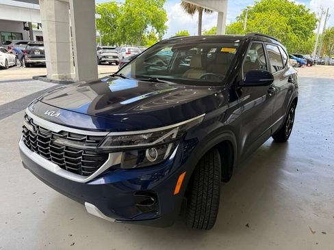 Used 2024 Kia Seltos EX FWD image 3