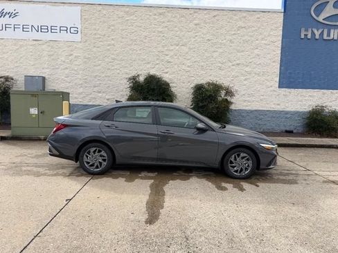 New 2026 Hyundai Elantra Hybrid FWD image 2