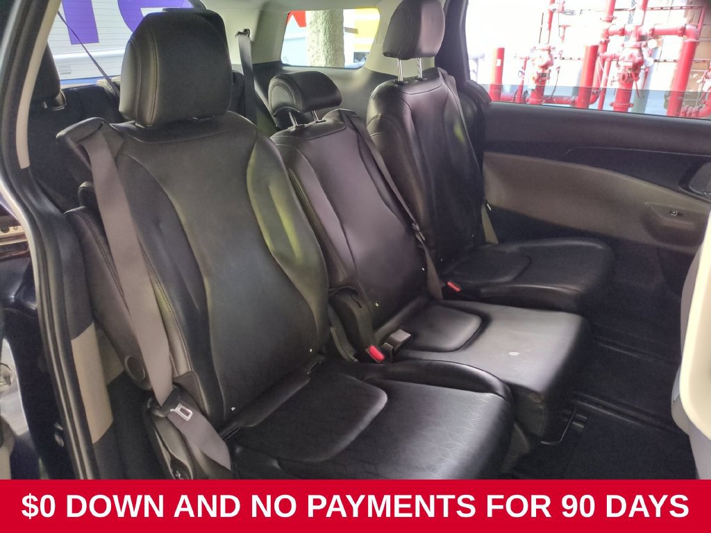 Used 2025 Kia Carnival FWD image 30