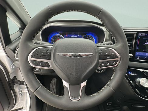 Used 2025 Chrysler Pacifica Select FWD image 14