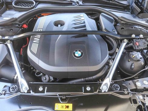 Used 2025 BMW 750e xDrive w/ Premium Package AWD/4WD image 23