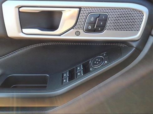 Used 2020 Ford Explorer Limited image 16