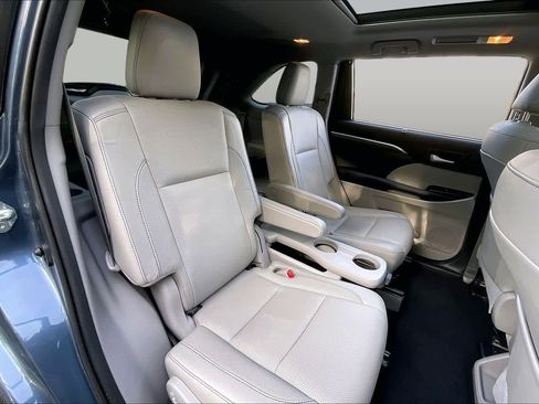 Used 2019 Toyota Highlander Limited Platinum AWD/4WD image 19