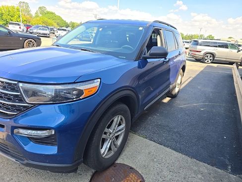 Used 2021 Ford Explorer XLT w/ Equipment Group 202A AWD/4WD image 2