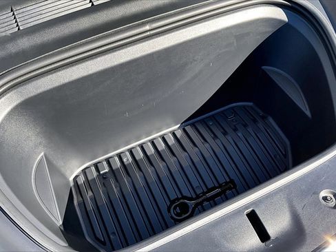 Used 2025 Tesla Model Y Performance image 29