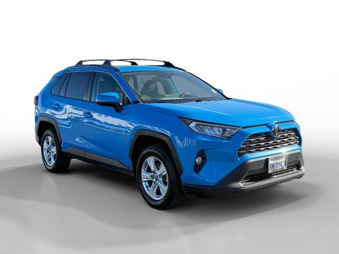 Used 2019 Toyota RAV4 XLE w/ Carpet Mat Package image 7