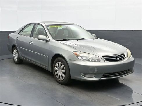 Used 2005 Toyota Camry LE image 2