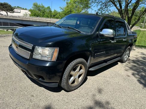 Used 2007 Chevrolet Avalanche LTZ w/ LTZ Preferred Equipment Group AWD/4WD image 2
