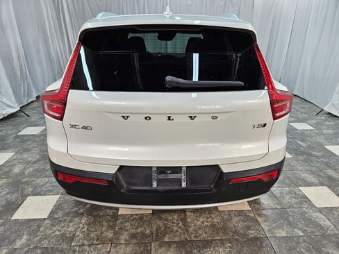 Used 2022 Volvo XC40 T5 Momentum image 4