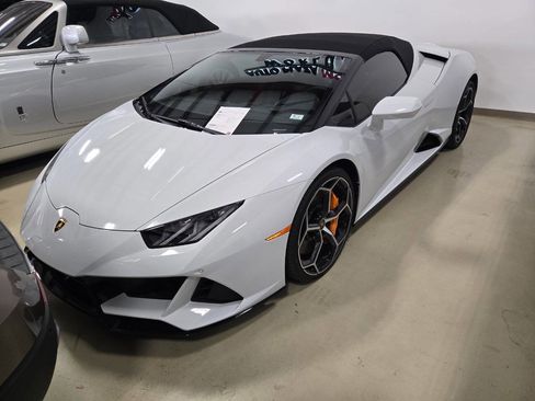 Used 2024 Lamborghini Huracan EVO image 2