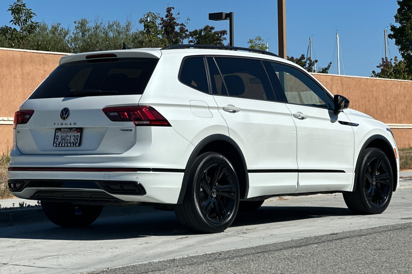 Used 2023 Volkswagen Tiguan SE R-Line AWD/4WD image 4