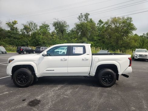 Used 2024 Toyota Tacoma SR5 AWD/4WD image 3