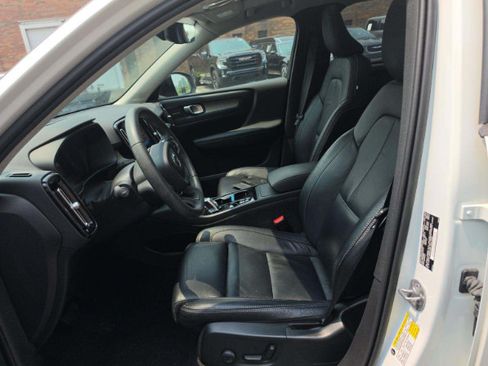 Used 2023 Volvo XC40 B4 Ultimate FWD image 3