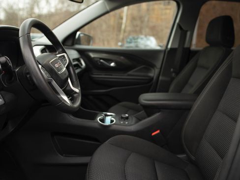 Used 2023 GMC Terrain SLE w/ Driver Convenience Package image 2