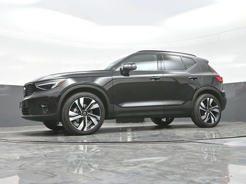 Used 2024 Volvo XC40 B5 Plus image 20