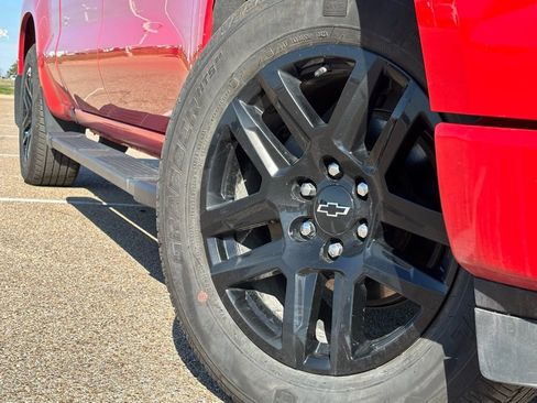 Used 2023 Chevrolet Silverado 1500 Custom image 2