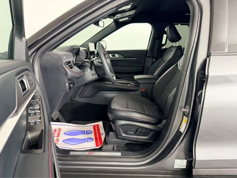 Used 2025 Ford Explorer ST-Line w/ Premium Package image 12