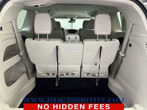 Used 2021 Chrysler Pacifica Touring-L image 17